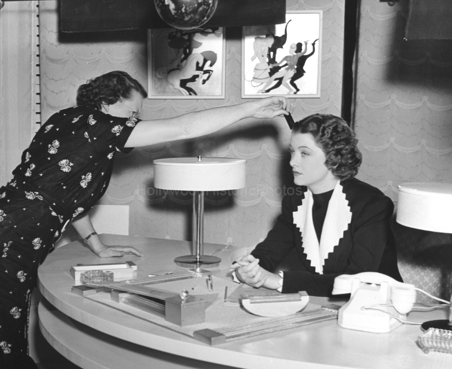 Myrna Loy 1937 WM.jpg